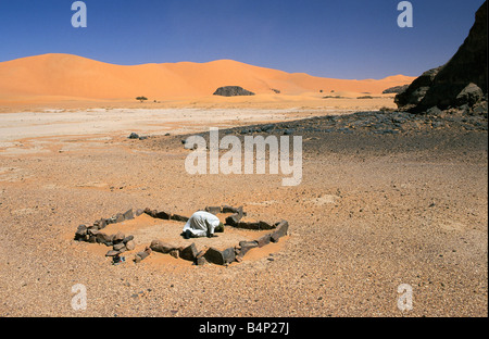 Algerien Djanet Mann der Tuareg Stamm Sanddünen Sahara Wüste in Wüste Moschee beten Stockfoto