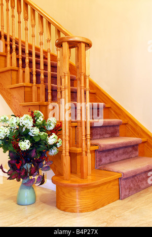 Innenraum eines Hauses Flur mit solide Holztreppe Stockfoto