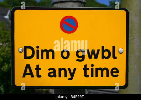 Dim o Gwbl NO PARKING jederzeit Straßenschild sign.no Parkplatz im walisischen welsh horizontale Sign 21137 Stockfoto