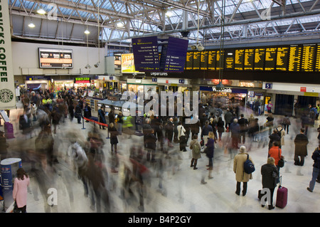 Bewegungsunschärfe von Pendlern in London Waterloo Station, Waterloo, London, UK Stockfoto