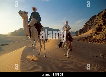 Algerien, in der Nähe von Djanet, Männer der Tuareg Stamm und Kamel-Karawane. Wüste Sahara. Stockfoto