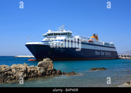 Fähre im Hafen griechische Kykladen Insel Mykonos Griechenland verankert Stockfoto