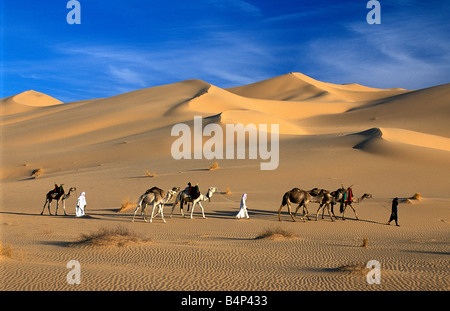 Algerien Djanet Männer der Tuareg Stamm und Sanddünen Sahara Kamel-Karawane Stockfoto