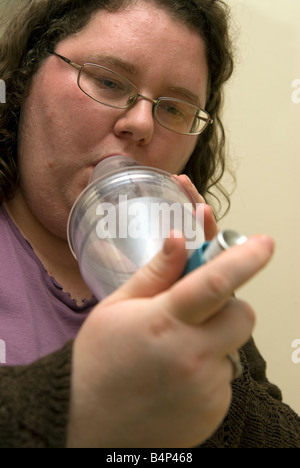 27 Jahre alt weiblich Asthmatikers, Wolverhampton UK Stockfoto