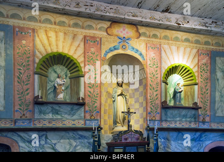 Statuen von Mary Joseph und St. Anthony am Hauptaltar in der Kirche in La Purisima Mission State Park in der Nähe von Lompoc, Kalifornien USA Stockfoto