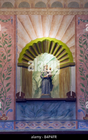 Statue von St. Anthony am Hauptaltar in der Kirche in La Purisima Mission State Park in der Nähe von Lompoc, Kalifornien USA Stockfoto