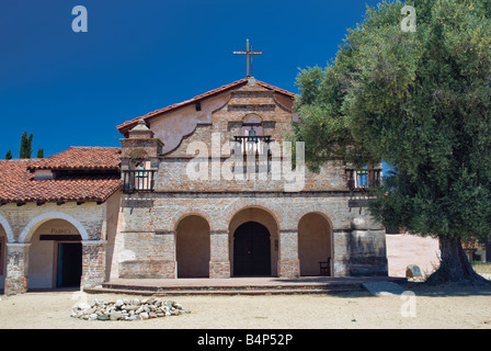 Fassade Kirche Alter Olivenbaum an Mission San Antonio de Padua in Fort Hunter Liggett in der Nähe von King City Kalifornien USA Stockfoto