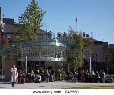 Touristen am Costa Coffee Cafe, St Andrews Square, Edinburgh Schottland Stockfoto