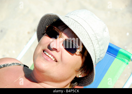 Reife Frau im Strandkorb entspannen Stockfoto