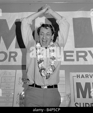 Harvey Milk feiert in seiner Kamera speichern seiner Wahl als San Francisco Supervisor in der Wahlnacht 8. November 1977 Stockfoto