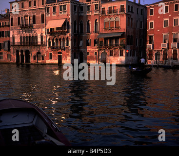 Am späten Abend Sonne verfängt sich das Gebäude auf der anderen Seite des Kanals - Venedig Stockfoto