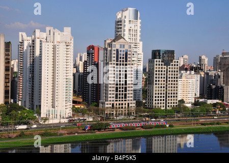 Skyline um Pinheiros Fluss Sao Paulo Brasilien Stockfoto