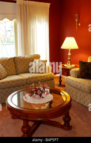 Interieur aus einem gemütlichen Wohnzimmer mit Sofas und Couchtisch Stockfoto
