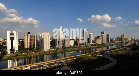 Skyline um Pinheiros Fluss und Octavio Frias Kabelbrücke Sao Paulo Brasilien Stockfoto