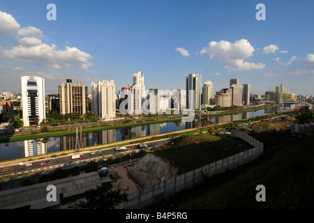 Skyline um Pinheiros Fluss und Octavio Frias Kabelbrücke Sao Paulo Brasilien Stockfoto