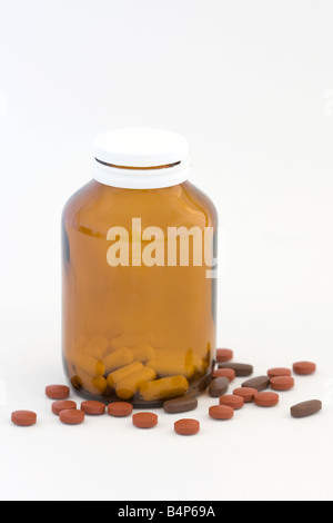Pillen in einer Flasche auf weißem Hintergrund Stockfoto