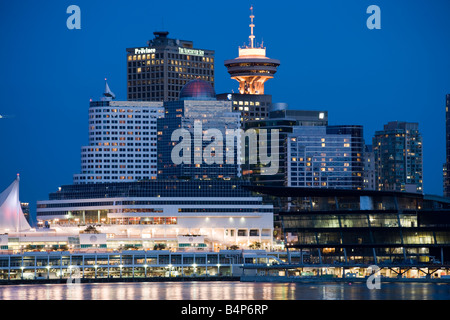 Skyline von Downtown Vancouver an der Dämmerung, Britisch-Kolumbien, Kanada vom Stanley Park Stockfoto