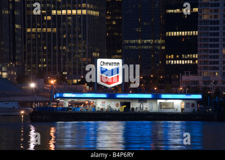 Chevron schwimmende Tankstelle, Kohle Hafen, Vancouver, Britisch-Kolumbien, Kanada, vom Stanley Park Stockfoto