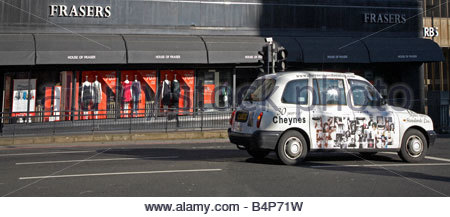 Edinburgh-Taxi und Frasers Kaufhaus Stockfoto