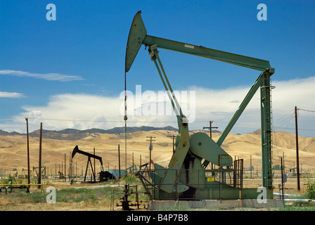 Öl-Bohrtürme bei Coalinga Oil and Gas Feld Derrick Boulevard in Coalinga, Kalifornien USA Stockfoto