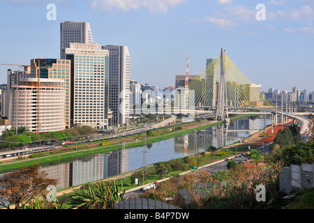 Skyline um Pinheiros Fluss und Octavio Frias Kabelbrücke Sao Paulo Brasilien Stockfoto