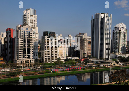 Skyline um Pinheiros Fluss Sao Paulo Brasilien Stockfoto