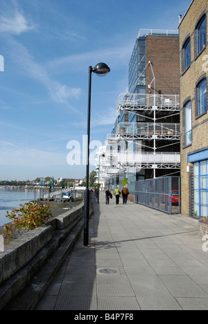 Thames Wharf Wohnanlage neben dem Fluss Themse Hammersmith London England Stockfoto