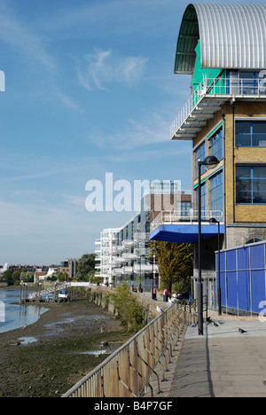 Thames Wharf Wohnanlage neben dem Fluss Themse Hammersmith London England Stockfoto