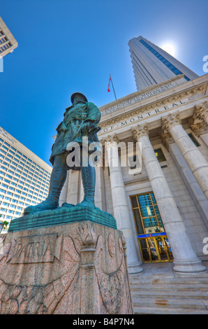 Kenotaph, ein Denkmal für die Männer, die in den großen Krieg 1914-1919, außerhalb der Bank of Montreal in Winnipeg Square fiel Stockfoto