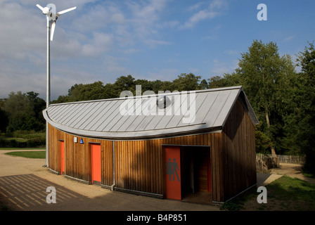 Windturbine die Stromversorgung einer Community Arts Centre in Christchurch Park, Ipswich, Suffolk, Großbritannien. Stockfoto