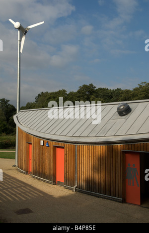 Windturbine die Stromversorgung einer Community Arts Centre in Christchurch Park, Ipswich, Suffolk, Großbritannien. Stockfoto