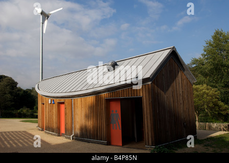 Windturbine die Stromversorgung einer Community Arts Centre in Christchurch Park, Ipswich, Suffolk, Großbritannien. Stockfoto