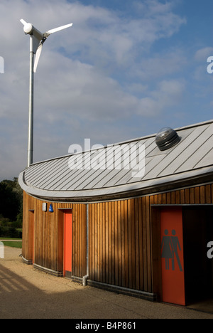 Windturbine die Stromversorgung ein Gemeindezentrum in Christchurch Park, Ipswich, Suffolk, Großbritannien. Stockfoto