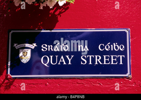 Irland, Galway, Quay Street, zweisprachiges Schild aus nächster Nähe Stockfoto