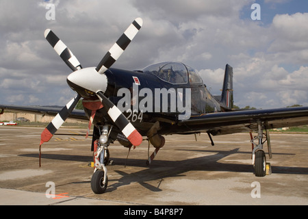 Royal Air Force Shorts Tucano T1 militärisches Trainingsflugzeug. Nahaufnahme Vorderansicht mit Schwerpunkt auf Propeller. Stockfoto