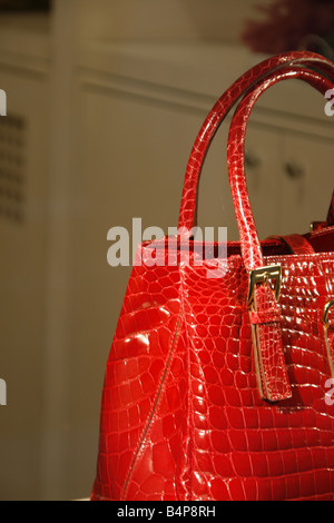 teure rote Handtasche in Schaufenster in Rom Stockfoto