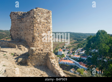 Portugal Algarve, Costa Vicentina, Ansicht von Aljezur, die Burgruine über Dorf beherbergt Stockfoto