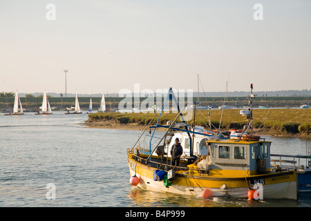 Gelb lackierte kommerziellen Fischerboot legt, Krabben und Hummer zu fangen Stockfoto