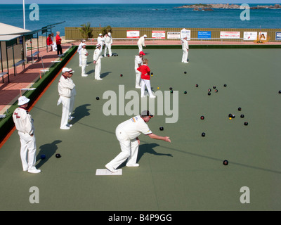 Kegler, gekleidet in weiß spielen Rasen Schalen am Meer bei Port Elliot in South Australia in der Nähe von Adelaide 2008 Stockfoto