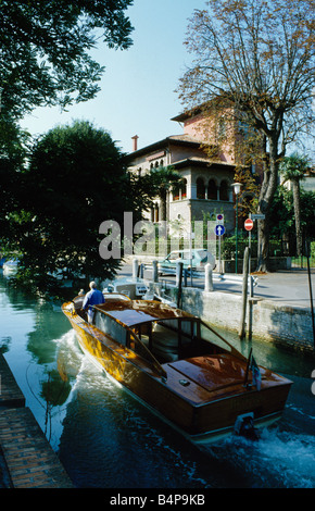 Venedig Italien Motorboot am Kanal am Lido Stockfoto