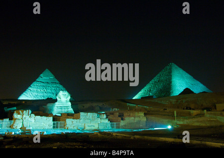 Die Pyramiden von Gizeh und die Sphinx Illuminted mit Lichtern während der Ton- und Lichtshow in Kairo Ägypten Stockfoto