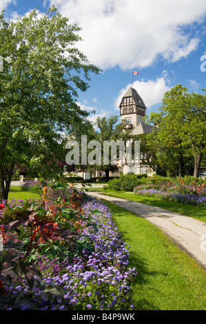 Der Pavillon im Assiniboine Park mit einem Weg, gesäumt von dekorativen Blumen in Winnipeg, Manitoba Kanada Stockfoto