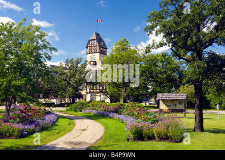 Der Pavillon im Assiniboine Park mit einem Weg, gesäumt von dekorativen Blumen in Winnipeg, Manitoba Kanada Stockfoto