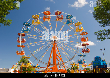 Eine bunte in der Mitte mit Ferriswheel bei Mais und Apfelfest in Morden Manitoba Kanada Stockfoto