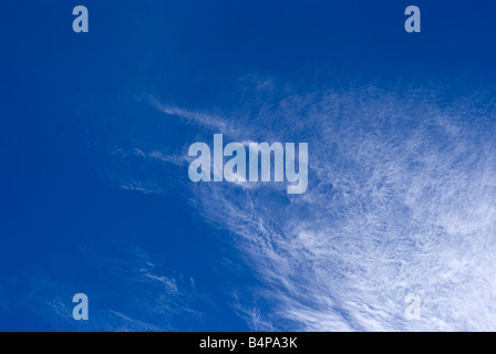 Schön Muster gemusterte Cirrocumulus Wolken bei klarem blauen Himmel Cheshire am Alsagerweather England United Kingdom Stockfoto