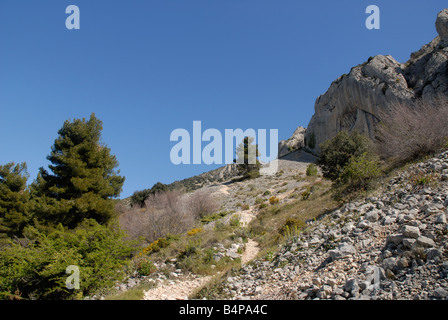 Geröllhalde und Pfad zu Els Frares rock Zinnen, Comtat, Provinz Alicante, Comunidad Valenciana, Sierra de Serrella, Spanien Stockfoto