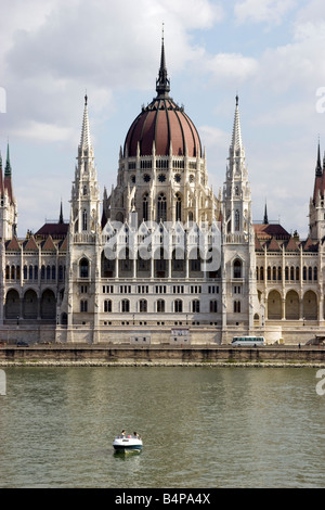 Parlamentsgebäude in Ungarn, die drittgrößte in Europa, mit der Donau Stockfoto