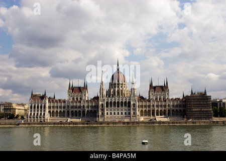 Parlamentsgebäude in Ungarn, die drittgrößte in Europa, mit der Donau Stockfoto