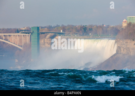 American Falls und Aussichtsplattform gesehen von oben den Horseshoe Falls, Niagara Falls, Ontario, Kanada. Stockfoto