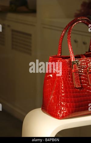 teure rote Handtasche in Schaufenster in Rom Stockfoto